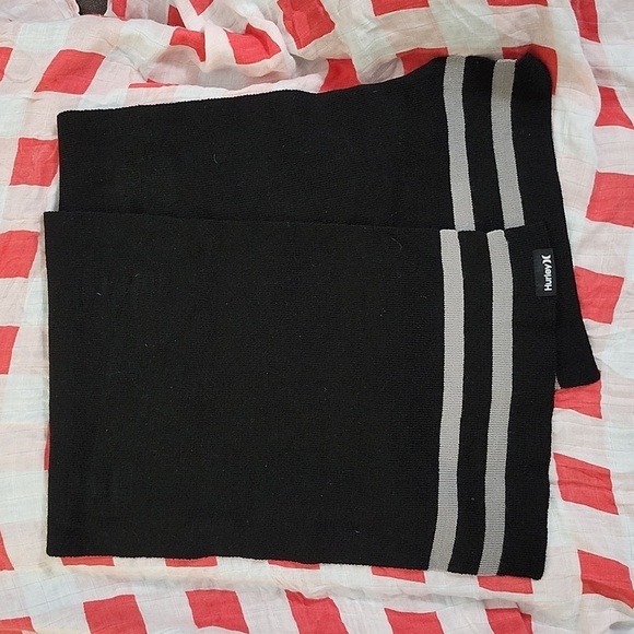 Hurley Striped Knit Scarf - Classic Black and White, Unisex Style - Picture 1 of 3
